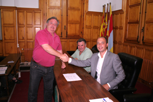 El presidente saliente de la 
				Comunidad de Albarracn, que est de pie, Alejandro Alonso, 
				felicita al entrante, Jos Miguel Delgado